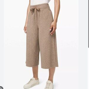 LULULEMON Retreat Yourself Crop in Heathered Soft Sand. Size 2